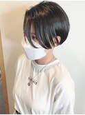 黒髪センターパート　ハンサムショート　前髪なし