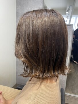 リジー(Litzy) ’切りっぱなしボブ×寒色カラー’