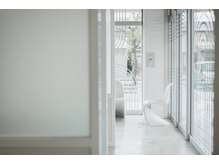 サキュウ ヘアーバイヴェリカ(サキュウ hair by velica)の雰囲気(光が入る気持ちの良い空間)