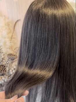 スロウヘアシェア(slow hair×share)の写真/酸性縮毛矯正でダメージを軽減し柔らかい美髪に◎1度あてると違いが分かる!艶が出るナチュラルストレート♪