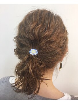 ロア ファーストクラス(LORE.first class) パーマアレンジ☆こなれ無造作ローポニーテール【広島駅】