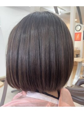 カットハウス はさみの部屋 ショートレイヤーボブ/切りっぱなし/縮毛矯正/襟足軽め/前髪あり