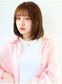 顔まわりレイヤーで抜け感のある大人可愛いふんわり内巻きボブ