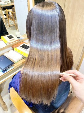 プラグ バイ ネオリーブ(plug by neolive) 髪質改善　美髪　艶髪　酸熱トリートメント m i o.