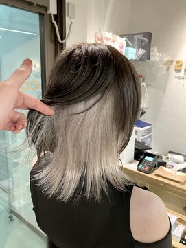 コワファーストナガサキシャンプーボーイ(COIFF1RST NAGASAKI SHAMPOO BOY) 長崎 インナーカラー ホワイトカラー