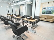 アン 武蔵小杉(un)の雰囲気（シックでモダンな雰囲気で一席ごと余裕のある空間です◎武蔵小杉）