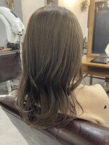 レイリー(LAiLy)&nbsp;透明感　ミディアム　オリーブベージュ