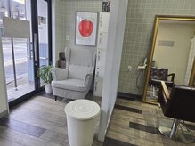 メイト(MATE)の雰囲気（入ってすぐの、明るい店内が待ち合い場所となります。）
