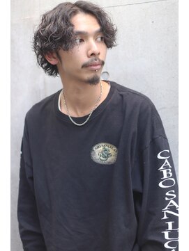 ブークル(boucle) ルードなセンターパートのカーリ―パーマ
