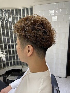 メリケンバーバーショップ フクオカ(MERICAN BARBERSHOP FUK) かき上げヘアショートレイアーくせ毛風パーマコンマヘアS14