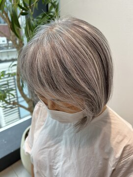 ステア ケース(stair case) 地毛をそのままデザインに！グレーヘアーローライト 50代60代