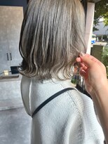 リノショアーズ 日本大通り店(RINOSHORES)&nbsp;大人外国人風カラーブリーチホワイトベージュ外ハネウルフ