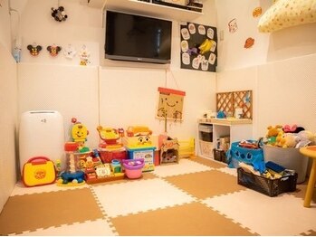 ビズヘアー グランバース(bisou hair grandbase)の写真/【河内山本/駐車場あり】子育てママに嬉しいお子様と一緒に通える♪キッズスペースあり！施術中も安心◎