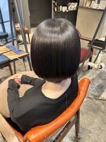 インス(ensue)&nbsp;20代30代40代前下がりストレート小顔補正立体カット