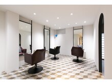 ラグジュアリーがテーマの１ｓｔ Floor[髪質改善/白髪ぼかし/ハイライト/ヘッドスパ/カラー]