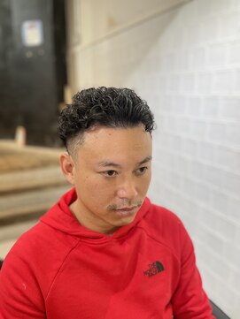 メリケンバーバーショップ フクオカ(MERICAN BARBERSHOP FUK) ツーブロックツイストパーマビジネスかき上げフェードS39