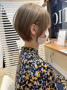 ヘアーデザイン アコースティック(Hair Design ACOUSTIC) 丸みショートにシアーベージュ