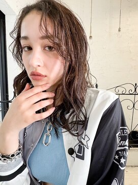 ノラ ウメダ(NORA UMEDA) レイヤーロングワンカール姫カットシアーカラーセミディ