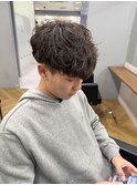 スーツ短髪ツーブロック束感黒髪シークレットパーマ流行