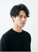黒髪センターパート・ゆるウェーブショート