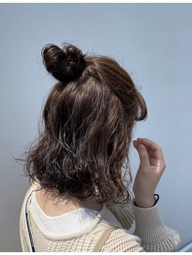 アドラーブル 万代店 (adorable) 【お団子ヘア】【マロンベージュ】抜け感お洒落スタイル　10代