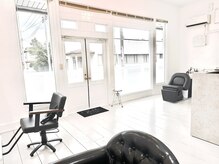 白を基調とした明るい店内