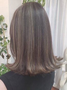 ヨシトモ(YOSHITOMO)の写真/【白髪ぼかし×ハイライト】生えてくる白髪を白髪ぼかしハイライトで目立ちにくい状態へ。理想の透明感を。