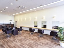 ラポールヘア イオンタウン羽倉崎店の雰囲気（白を基調とした清潔感のある店内です。）
