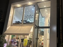 ロゼル(ROSEL)の雰囲気（ガラス張りのオシャレな外観）