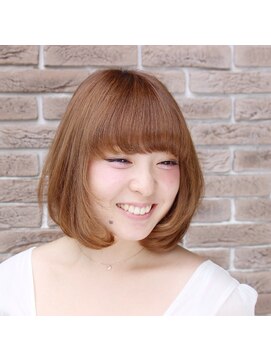 ブランココ(BlanCoCo) ふんわり柔らかストレートヘア、厚めのバングで笑顔を強調