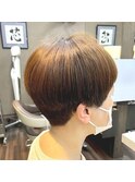 ハニーベージュ刈り上げ襟足スッキリ大人キレイマッシュショート