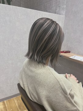 ラリス(Ralis) 切りっぱなしボブ/外ハネボブ/ホワイトベージュバレイヤージュ