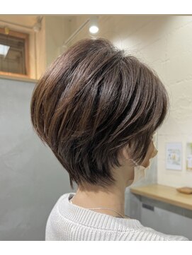 アンビエンテ(ambiente) 40代~大人ショートレイヤー 小顔効果 首元スッキリスタイル