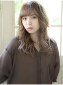 厚めな前髪とランダムな外国人風ラフウェーブ