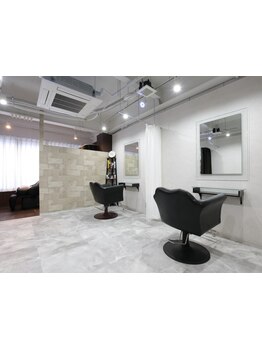 【心斎橋/少人数の完全プライベート空間】 落ち着いた雰囲気の店内は、美容室が苦手な方も通いやすい◎