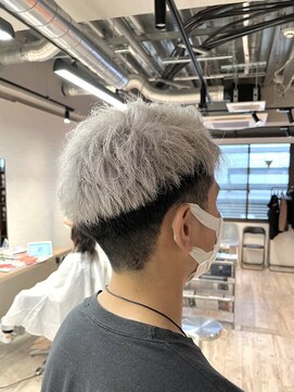 コワファーストナガサキシャンプーボーイ(COIFF1RST NAGASAKI SHAMPOO BOY) 長崎 ホワイトカラー メンズハイトーン