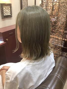 ドリーバンスアポロ 秦野 イメチェン／アッシュ／ミディアム／ホワイトグレージュ