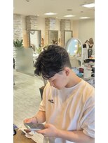 クレア(CREA)&nbsp;メンズツーブロセンターパートフェザーパーマ