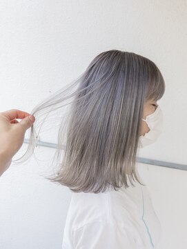 デビュー ヘアーメイク 外ハネミディアム　グレージュカラー