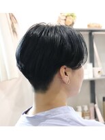 ウィスカーヘアー(whisker hair) ハンサムショート　刈り上げ女子　ブルーブラック