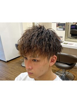 《8割のお客様がパーマです》贅沢に薬剤を使い、ダメージレスで柔らかい動きを出します◎[メンズ専門店]