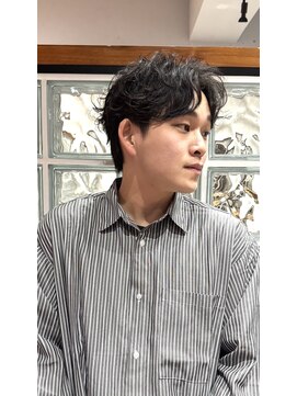 アイダブリューティー ヘア デザイン(IWT hair design) センターパートフェザーシャドウパーマ【大名/メンズカット】