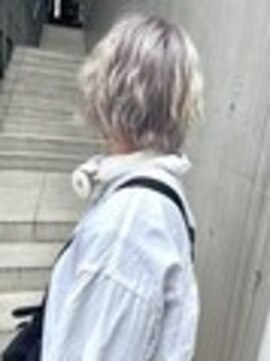 ディア(.eer) ハイトーンカラー ツイストウェーブ風スタイリング ケアブリーチ