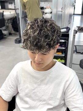 ガオプロデュースバイレボ(gao produced by revo) スペインカール/メンズパーマ/ハイライトカラー/ツーブロック