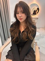 シダ(sida SAIIN)&nbsp;20代30代小顔カットロングレイヤー明るめベージュ