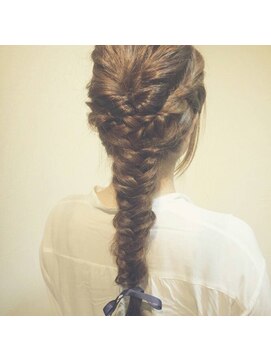 キプフェル (kipfel.) ヘアアレンジ　フィッシュボーン