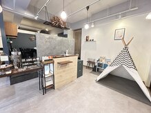 ルーエ バイ ヘアー(Ruhe by hair)の雰囲気（テントでお子様も遊べます。ベビーカーでご来店もOKです。）