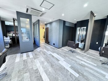 リオリス ヘア サロン(Rioris hair salon)の写真/オシャレでスタイリッシュな雰囲気が魅力♪半個室の贅沢空間で、あなただけの特別なサロンtimeをご提供―。
