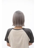 ラディクス(Radix)&nbsp;【下田】ダブルカラーグレーシルバーカラー似合わせカットボブ