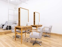 オーガニック 前橋みなみモール店(Organic)の雰囲気(セット面4席準備しております。オーガニックの木目調のスタイル)